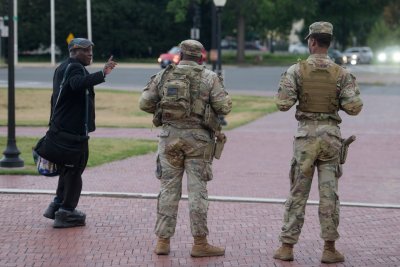 Националната гвардия във Вашингтон патрулира с огнестрелно оръжие 