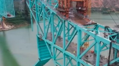 Трагедия в Китай: Мост се срути и уби най-малко 12 работници (ВИДЕО)