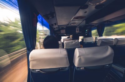 Нападнаха с камъни автобус със сръбски туристи в Гърция
