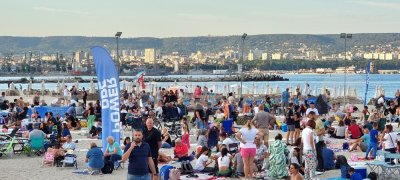 Варненци си спретнаха най-дългата вечеря на плажа