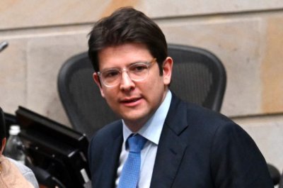 Бащата на убит сенатор го заменя в президентските избори