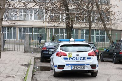 Деца изпортили съученичката си за връзката й с даскал 