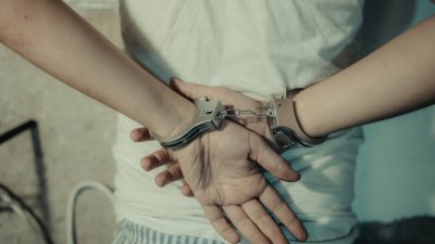 Поредно камикадзе: Пиян и без книжка шофьор се натресе в бус