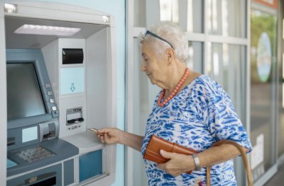 Хиляди не взимат реалната си пенсия