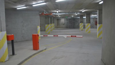 Автомобил потегли сам и блъсна собственичката си в София