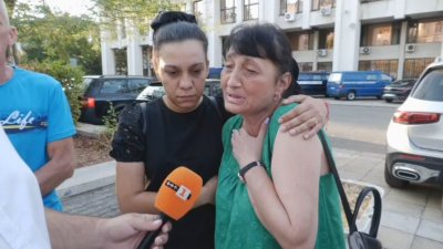 Близките на ранените от полицейския син Никола Бургазлиев се събраха пред съда в Бургас