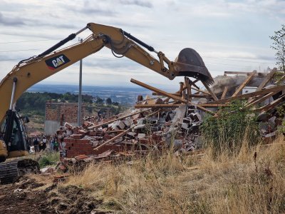 Багери нагазиха в ромския квартал в Стара Загора: Събориха 101 незаконни къщи (СНИМКИ)
