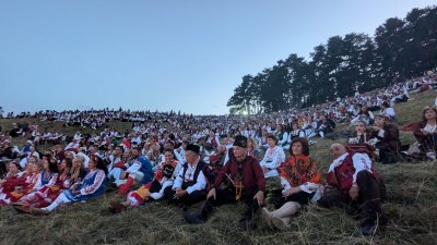 Хиляди се събраха в Жеравна за Фестивала на народната носия (СНИМКИ)