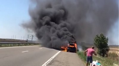 Катастрофа прати жена в болницата, кола горя край Атия