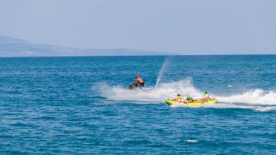 На косъм от трагедия като в Несебър: 15-годишен падна от надуваем банан в Слънчев бряг, в болница е