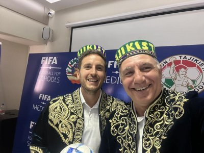 Подаръци и усмивки за Стоичков в Душанбе (СНИМКИ)