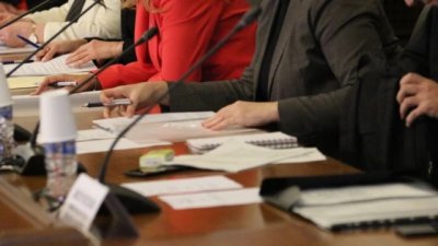 Тристранката се събира в Гранитна зала, за да бистри линията на бедност