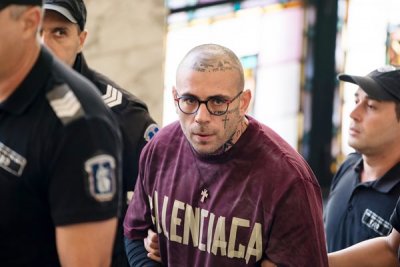 Защо всички пандизчии носят "Баленсиага"?