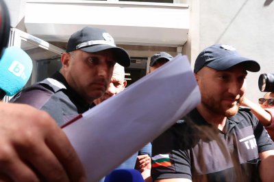 Три часа и половина разпитват Паскал в Антикорупционната комисия (СНИМКИ)