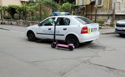 Две деца на тротинетка се блъснаха в патрулка (СНИМКА)
