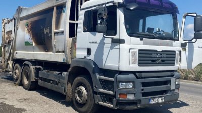 Боклукчийски камион блъсна жена и новородено в София