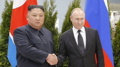 Диктатори се събират на военен парад в Пекин
