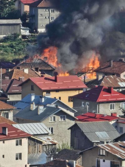 Три къщи изгоряха при пожар в Сърница