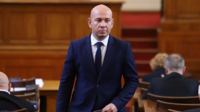 Привърженици на "Възраждане" се събират пред ВМЗ - Сопот