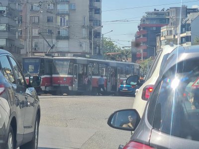 КОФТИ ДЕН! Трамвай дерайлира на "Гара Подуяне"