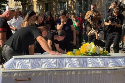 ПУТИН СЕЕ СМЪРТ: Стотици се сбогуваха с 2-годишната Ангелина и майка й в Киев (СНИМКИ)