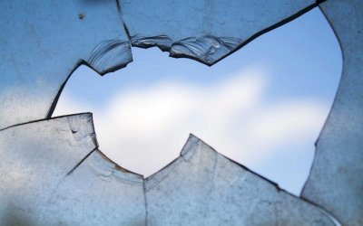 Мъж счупи стъкло на автобус с бутилка в Асеновградско