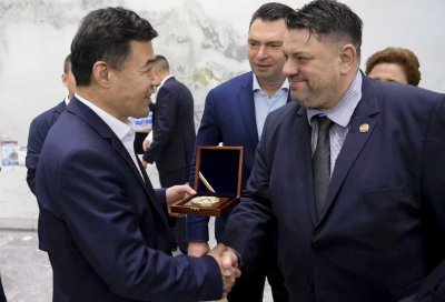 СКАНДАЛНО: Вицепремиерът на БСП се строява до Путин и Ким на парада в Пекин