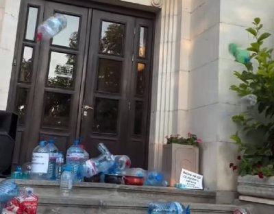 В Плевен затрупаха входа на общината с празни туби в протест срещу безводието