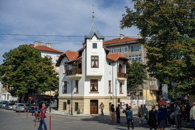 Лили Иванова дава 200 бона за Брънековата къща в Ямбол, плаща по-малко данъци