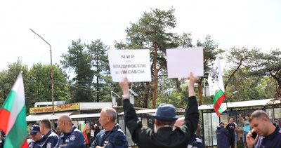 Привърженици на "Възраждане" се събират пред ВМЗ - Сопот (СНИМКИ)
