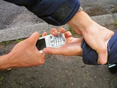 Арестуваха непълнолетен за грабеж, откраднал телефон