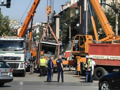 Репатрираха дерайлиралия трамвай от бул. „Ситняково“ (СНИМКИ)