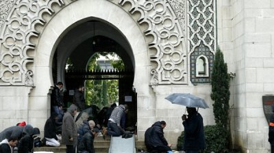 Свински глави се появиха пред джамии в Париж 