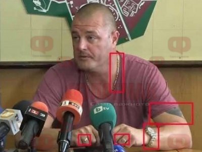 Бий ченгето по главата, бий, бий бий...