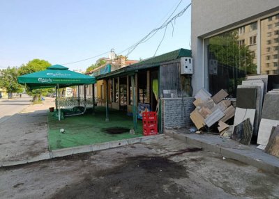 Майката на младежа, врязал се в заведение и убил трима, работи в съда
