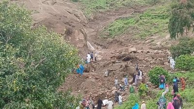 Свлачище погреба над 1000 души в Судан (ВИДЕО)