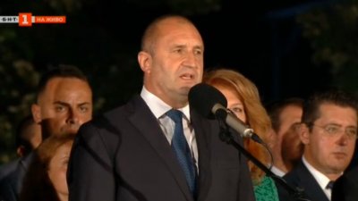 Срам няма: Радев използва трибуната на празника за политически лозунги
