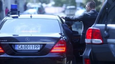 Боклукчийски камион помля служебния автомобил на Гроздан Караджов