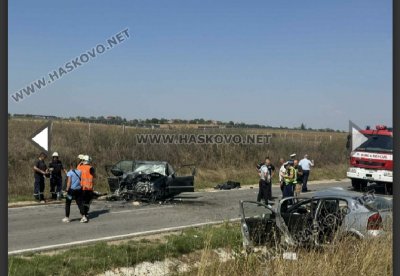 Два автомобила са се ударили челно на прав участък в района