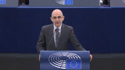 Известният с прокремълската си позиция евродепутат от Възраждане Петър Волгин