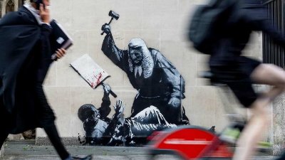 Загадъчният Банкси вбеси кралския съд в Лондон със свой графит