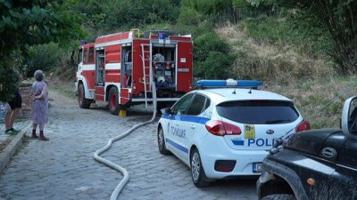 Продължава гасенето на пожара около НВУ във Велико Търново