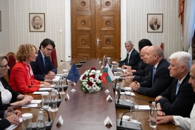 Президентът се мазни на зам.-шефката на НАТО