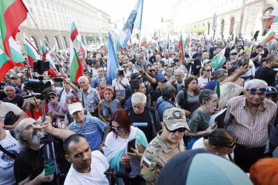 Протестиращите опитаха да нахлуят в парламента (ВИДЕО)