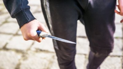 Ученик намушка с нож учител в колеж в Германия