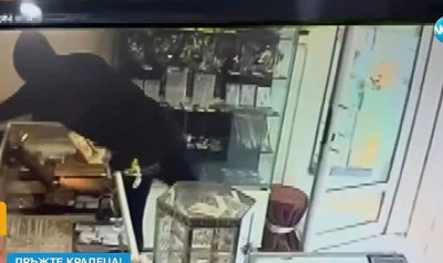 Младежите, обрали бижутерия в Дупница: Пазарували са от магазина 