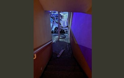 Кола се вряза в жилищен вход в Асеновград, по чудо няма пострадали 