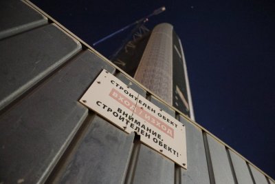 Възрастен ли е помогнал на децата за достъпа до 200-метровия кран? 