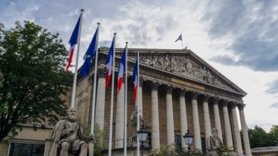 Френските социалисти се заканват да вдигнат данъците за свръхбогатите