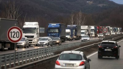 Ограничават движението на камиони по "Тракия", "Хемус" и "Струма"